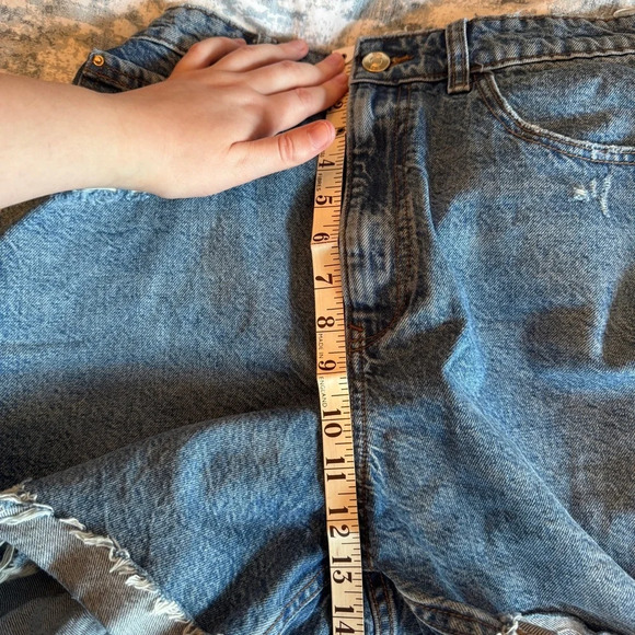 Zara High Rise Distressed Denim  Jean Shorts Size 8 Women's Blue Mom Cut Off EUC - Picture 15 of 16